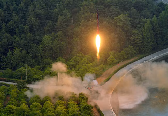 Hình ảnh Triều Tiên phóng tên lửa liên lục địa hôm 4/7 