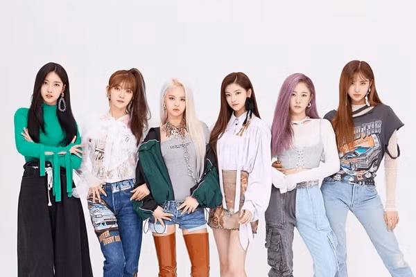 Everglow là nhóm nhạc nữ mới thuộc chủ quản của công ty Yuehua Entertainment