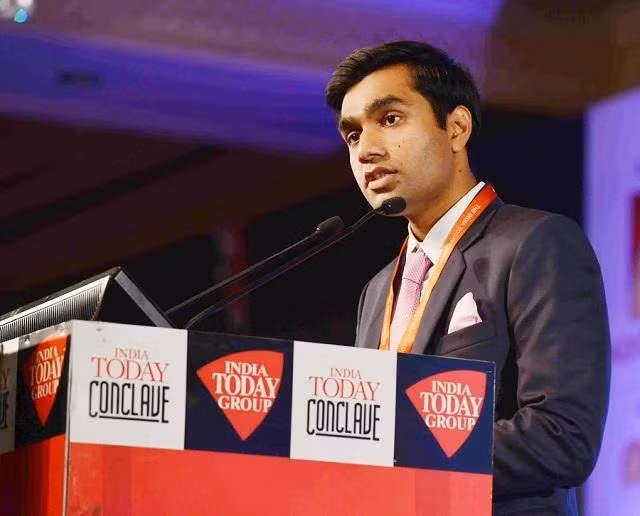 Karan Adani là người thừa kế thừa đế chế Adani Group. Ảnh: @AdaniKaran/Twitter