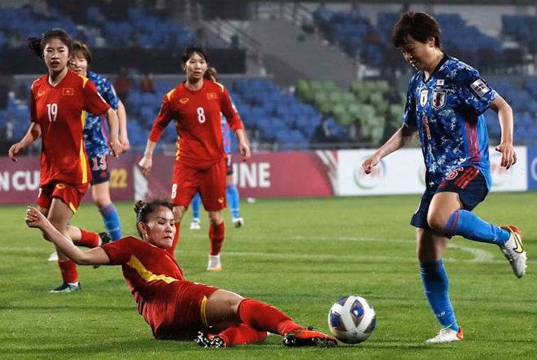 Tuyển nữ Việt Nam thi đấu kiên cường trước Nhật Bản.
