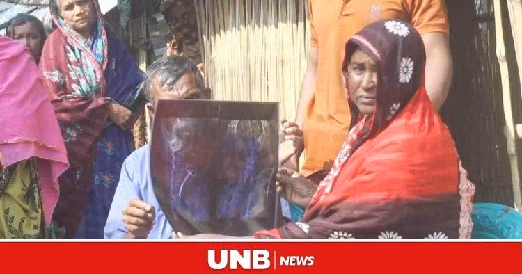 Bà Bachena cầm trên tay tấm phim chụp X-quang của mình (Ảnh: UNB News) Bà Bachena cầm trên tay tấm phim chụp X-quang của mình (Ảnh: UNB News)