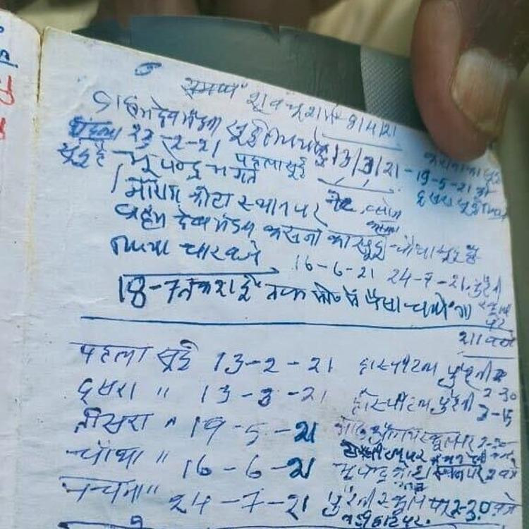 Cuốn sổ tay của cụ Manda ghi lại những lần tiêm vaccine Covid-19 (Ảnh: NY Times)