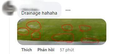 Một CĐV chỉ ra nhiều vũng nước đọng lại do hệ thống thoát nước kém Một CĐV chỉ ra nhiều vũng nước đọng lại do hệ thống thoát nước kém
