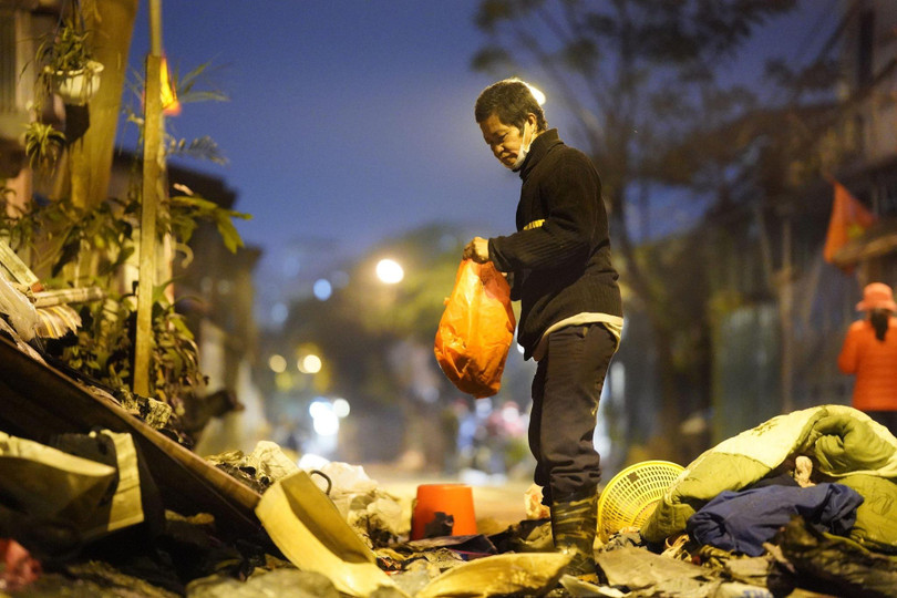 Ông Vũ Mạnh Cường tìm những gì còn sót lại sau vụ hỏa hoạn (Ảnh: Kiên Trần) Ông Vũ Mạnh Cường tìm những gì còn sót lại sau vụ hỏa hoạn (Ảnh: Kiên Trần)