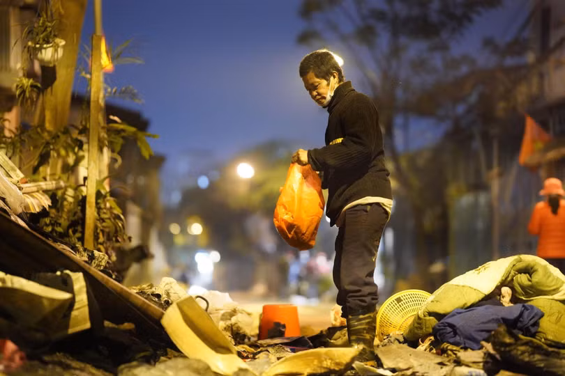 Ông Vũ Mạnh Cường tìm những gì còn sót lại sau vụ hỏa hoạn (Ảnh: Kiên Trần)