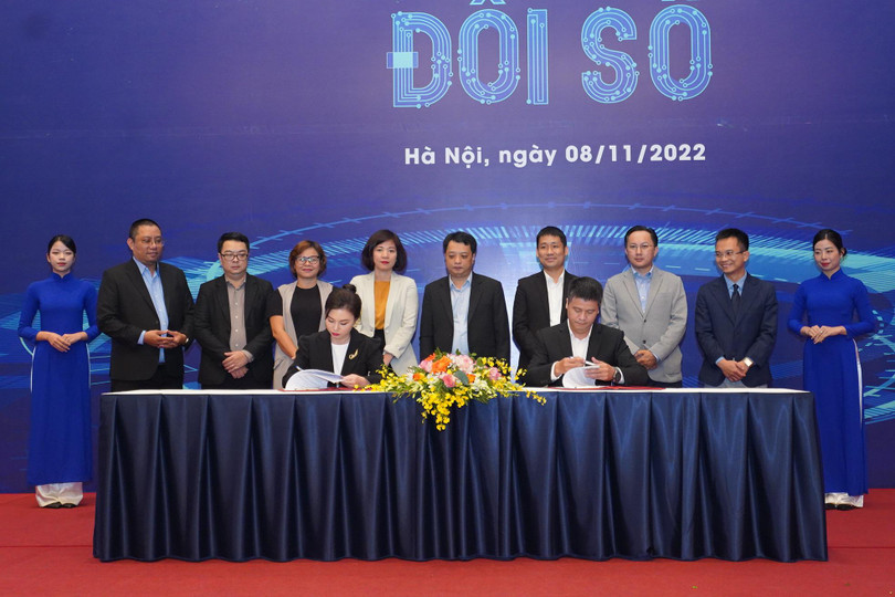 Bà Lê Phương Hà, Phó Viện trưởng thường trực Viện Chiến lược Chuyển đổi số và Ông Trương Anh Quân, Phó Chủ tịch kiêm TTK CLB Công nghệ &amp; Chuyển đổi số TDX Việt Nam thực hiện ký kết