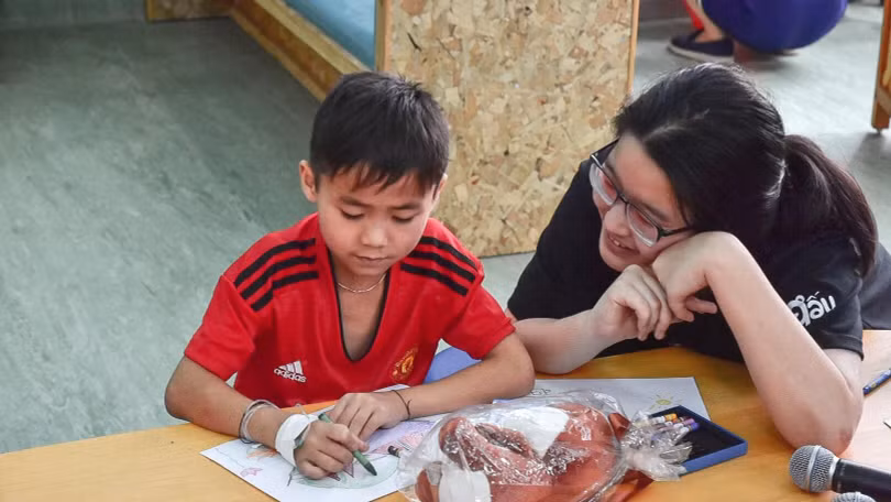 Thành viên Ams Advisor trò chuyện cùng một bệnh nhi.