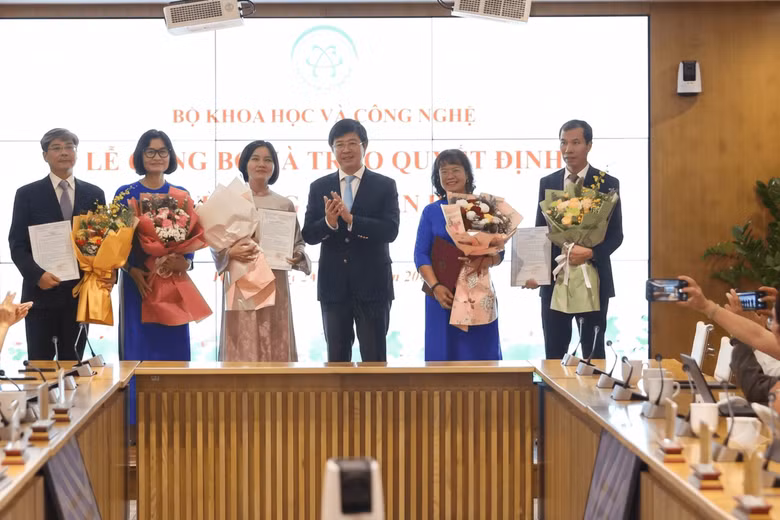 Thứ trưởng Bộ KH&CN Bùi Hoàng Phương trao các quyết định và chúc mừng 5 cán bộ nhận quyết định. Ảnh: Bộ KH&CN.