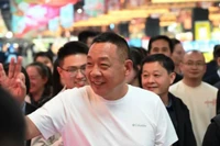 Ông chủ Pangdonglai cùng các khách hàng. Ảnh: Thepaper.