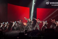 Vương Lực Hoành biểu diễn với màn nhảy phụ họa của các vũ công người thật và robot Unitree. Ảnh: Orientaldaily.