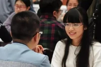 Hẹn hò xem mắt qua mai mối vẫn là cách đi đến hôn nhân phổ biến ở đô thị Trung Quốc. Ảnh: Sina.