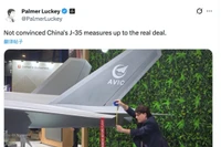 Palmer Luckey dùng thước cuộn đo và viết trên X bày tỏ không tin vào tính năng của tiêm kích tàng hình J-35 khiến Trung Quốc tức giận. Ảnh: Huanqiu.