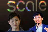 Uông Thao (trái) và Lương Văn Phong - hai đại diện tiêu biểu của nhân tài AI trẻ người Trung Quốc ở Mỹ và trong nước. Ảnh: Singtao.