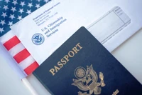 Chính quyền Mỹ yêu cầu USCIS trong năm tài khóa 2026 phải mỗi tháng chuyển 100–200 hồ sơ hủy tư cách nhập tịch sang Văn phòng Tố tụng Di trú gây lo ngại. Ảnh: CNA.