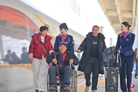 Cha mẹ đi đón Tết với con đang trở thành trào lưu mới ở Trung Quốc. Ảnh: Zaobao.