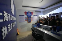 Các phóng viên quốc tế quay phim, chụp ảnh trụ sở đồn cảnh sát Thượng Hải giả được băn nhóm lừa đảo dựng lên để làm bối cảnh lừa đảo người dân Trung Quốc. Ảnh: Reuters.