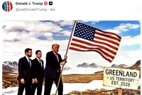 Bức ảnh các ông Trump, JD.Vance và M.Rubio mang cờ Mỹ đổ bộ lên Greenland được ông đăng trên mạng Truth Social. Ảnh: QQnews.