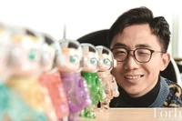 Nhờ sản xuất và kinh doanh đồ chơi sưu tập, Vương Ninh đã trở thành tỷ phú và đưa Pop Mart trở thành đế chế đồ chơi. Ảnh: Forbes.