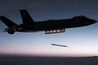 Hình ảnh đầu tiên về J-20 phóng tên lửa PL-16. Ảnh: HK01.