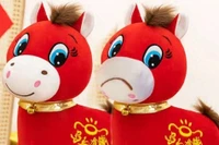 Sản phẩm thiết kế "ngựa cười" (trái) do thợ may nhầm thành "ngựa khóc" (phải), không ngờ lại thành sản phẩm bán chạy. Ảnh: Singtao.