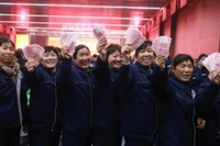 Các nữ nhân viên công ty vui mừng nhận tiền quà của ông chủ hào phóng. Ảnh: NetEase.