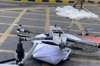 Máy bay không người lái giao hàng rơi giữa phố gây lo ngại, Ảnh: HK01