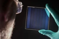 Tấm kính này có thể lưu trữ vĩnh viễn 2 triệu cuốn sách. Ảnh: Sina. 