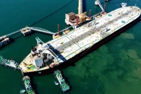 Tàu chở dầu Trung Quốc mua của nước ngoài cập cảng, dỡ hàng tại Thanh Đảo. Ảnh: Guancha.