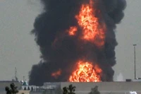 Bồn chứa nhiên liệu cạnh sân bay bốc cháy dữ dội do bị UAV cảm tử tấn công sáng 16/3. Ảnh: AFP.