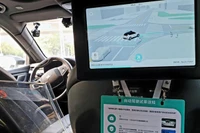 Keith Bradsher trải nghiệm đi taxi tự hành ở Vũ Hán. Ảnh: NYT.