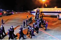 Từ 2025 đến nay đã có hơn 7.600 nghi phạm lừa đảo người Trung Quốc bị bắt ở Myanmar đưa về nước. Ảnh: TKWW.