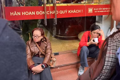 Giá vàng lập đỉnh, khách xếp hàng từ sáng tới chiều để mua