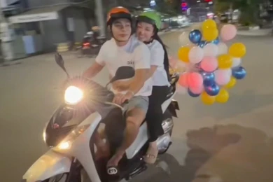 Lê Dương Bảo Lâm đi xe máy treo chùm bong bóng phía sau