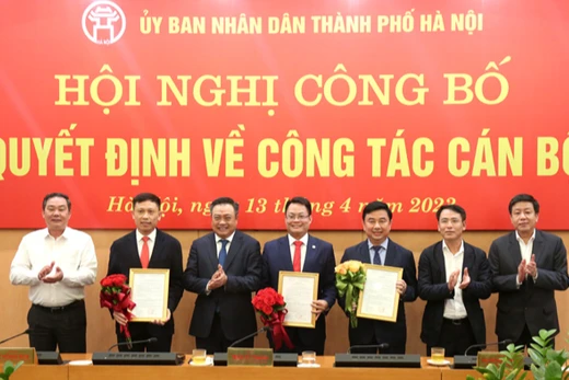 Lãnh đạo UBND Thành phố trao Quyết định và tặng hoa cho các cán bộ được bổ nhiệm