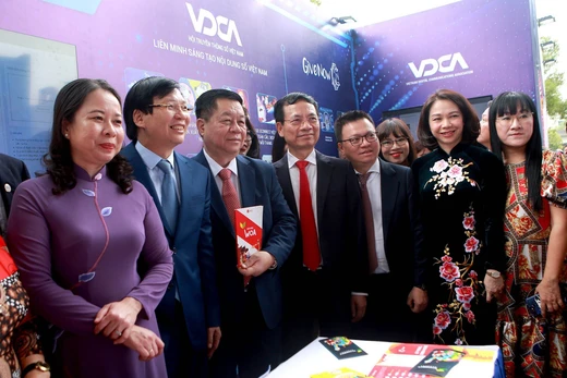 Lãnh đạo nhà nước thăm gian trưng bày của Chi hội nhà báo Hội Truyền thông số Việt Nam sáng 17/3