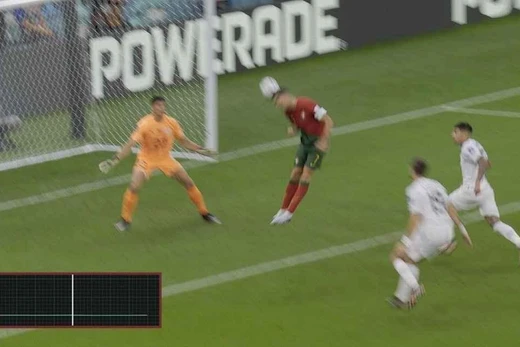 Công nghệ bên trong trái bóng cho biết Ronaldo chưa chạm vào bóng