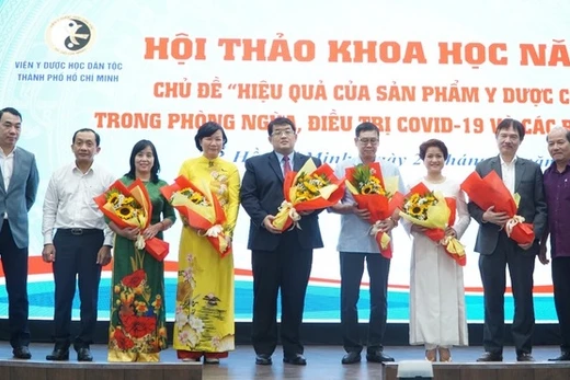 Đại biểu tham dự hội thảo tặng hoa chúc mừng các nhà nghiên cứu ứng dụng thuốc y học cổ truyền vào thực tế