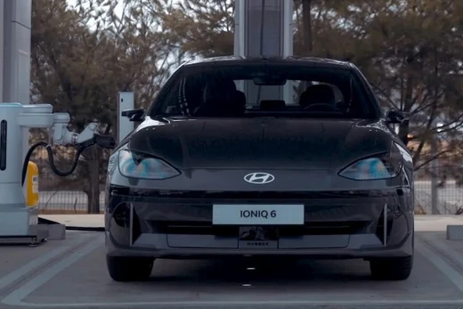 Robot sạc EV của Hyundai sạc cho xe IONIQ 6. Ảnh Hyundai