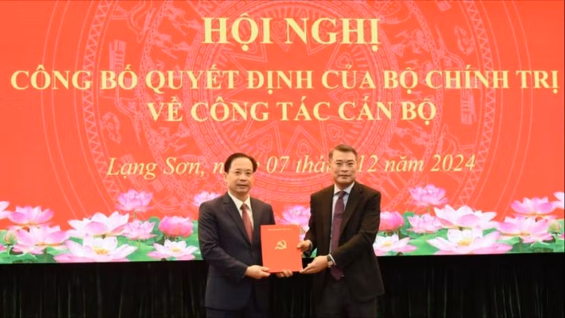 Ông Lê Minh Hưng, Trưởng Ban Tổ chức Trung ương trao quyết định của Bộ Chính trị cho ông Hoàng Văn Nghiệm, Bí thư Tỉnh ủy Lạng Sơn.