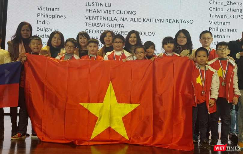 Các học sinh trường Tiểu học Thăng Long nhận huy chương tại WMTC lần thứ 10 tại Seoul – Hàn Quốc.