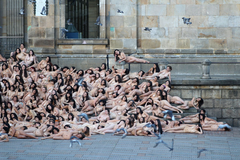 Những người Colombia lõa thể tạo dáng cho tác phẩm của nhiếp ảnh gia người Mỹ Spencer Tunick trên Quảng trường Bolivar tại Bogota
