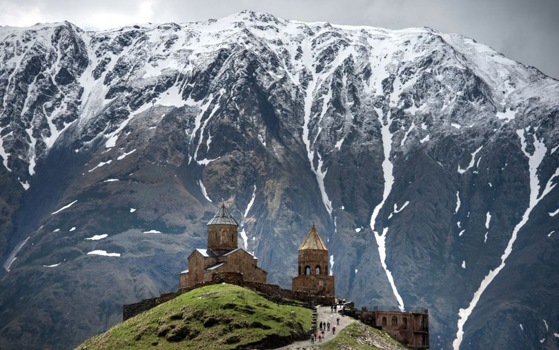 Nhà thờ Thánh Ba ngôi trong làng Gergeti trên sườn núi Kazbek ở Gruzia