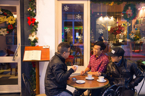 Khi thưởng thức cà phê, người Hà Nội điềm nhiên chẳng vội vã.