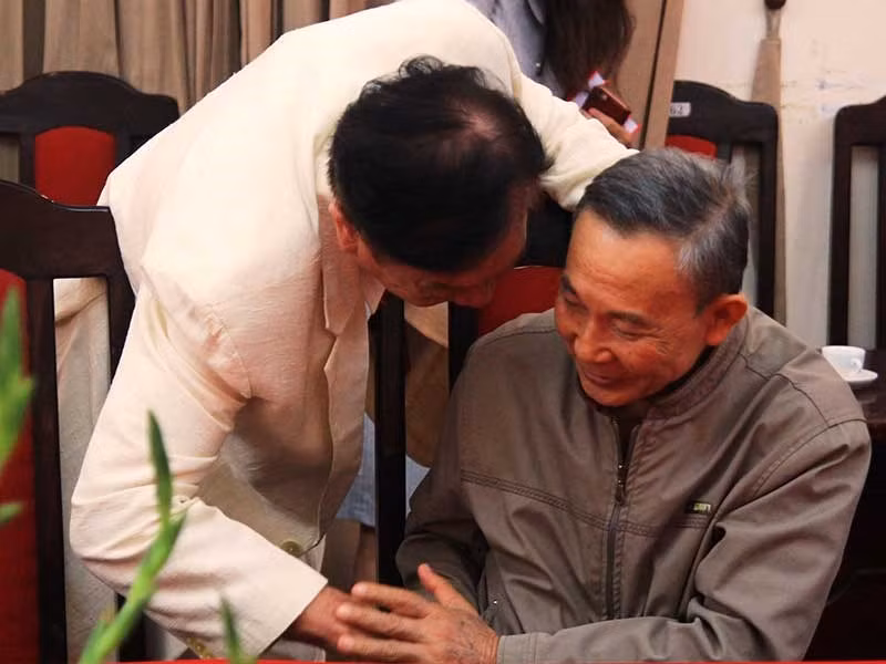 Ông Đinh Đình Phú (áo sáng màu) cùng với ông Vũ Quốc Hùng, nguyên Phó chủ nhiệm Ủy ban Kiểm tra TƯ