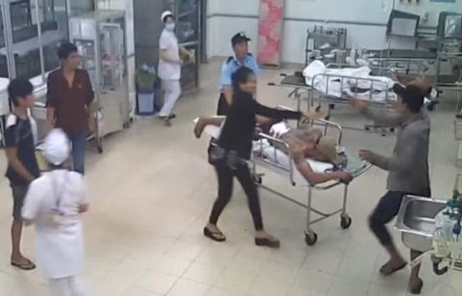 Video: Ngang nhiên hành hung bệnh nhân đang cấp cứu