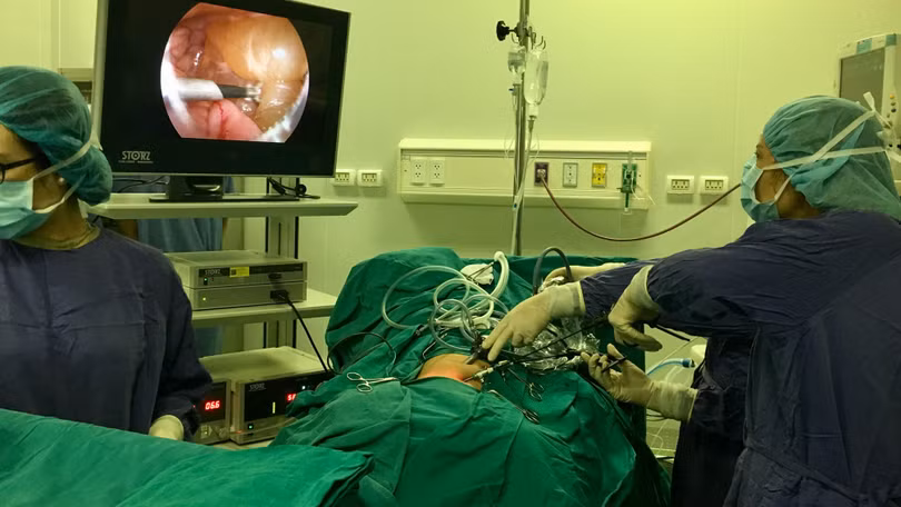 Nhóm bác sĩ của Bệnh viện phẫu thuật nội soi cắt khối u cho Đ.