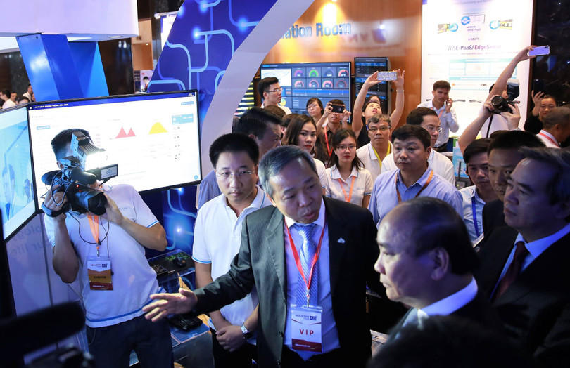 Thủ tướng đi thăm Triển lãm trình diễn công nghệ. Tại gian hàng CMC, ông xem các chuyên gia bảo mật CMC trình diễn các tính năng giám sát, phát hiện các lỗi bảo mật ứng dụng công nghệ 4.0 như Big Data, Automation... Thủ tướng đi thăm Triển lãm trình diễn công nghệ. Tại gian hàng CMC, ông xem các chuyên gia bảo mật CMC trình diễn các tính năng giám sát, phát hiện các lỗi bảo mật ứng dụng công nghệ 4.0 như Big Data, Automation...