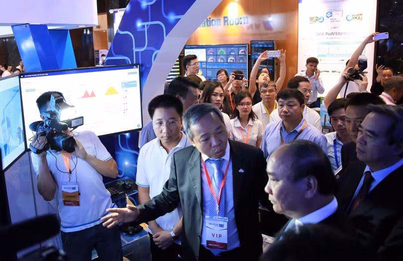 Thủ tướng đi thăm Triển lãm trình diễn công nghệ. Tại gian hàng CMC, ông xem các chuyên gia bảo mật CMC trình diễn các tính năng giám sát, phát hiện các lỗi bảo mật ứng dụng công nghệ 4.0 như Big Data, Automation...