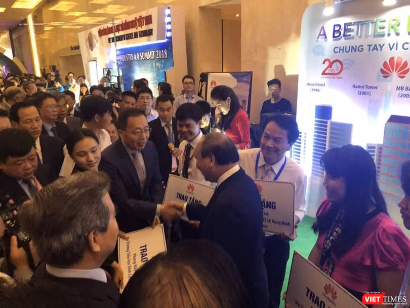 Thủ tướng Nguyễn Xuân Phúc chứng kiến Lễ trao tặng 100 bộ máy tính cho 5 trường học.