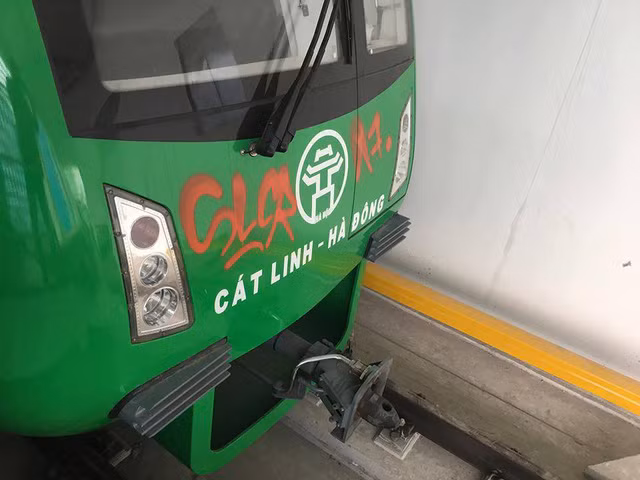 Dân mạng phẫn nộ vì đoàn tàu Cát Linh - Hà Đông bị vẽ bậy ảnh 2